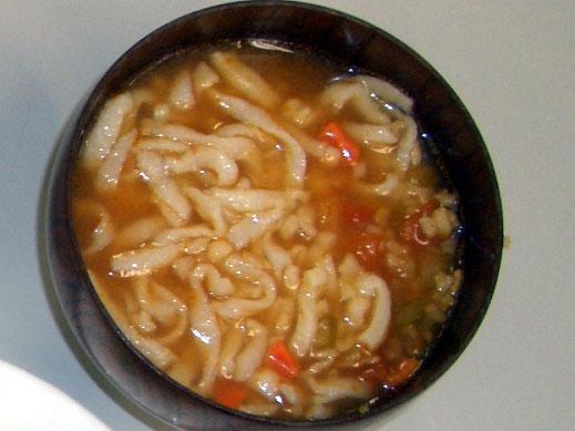 黒いお椀に白菜としめじでつくったスープの写真