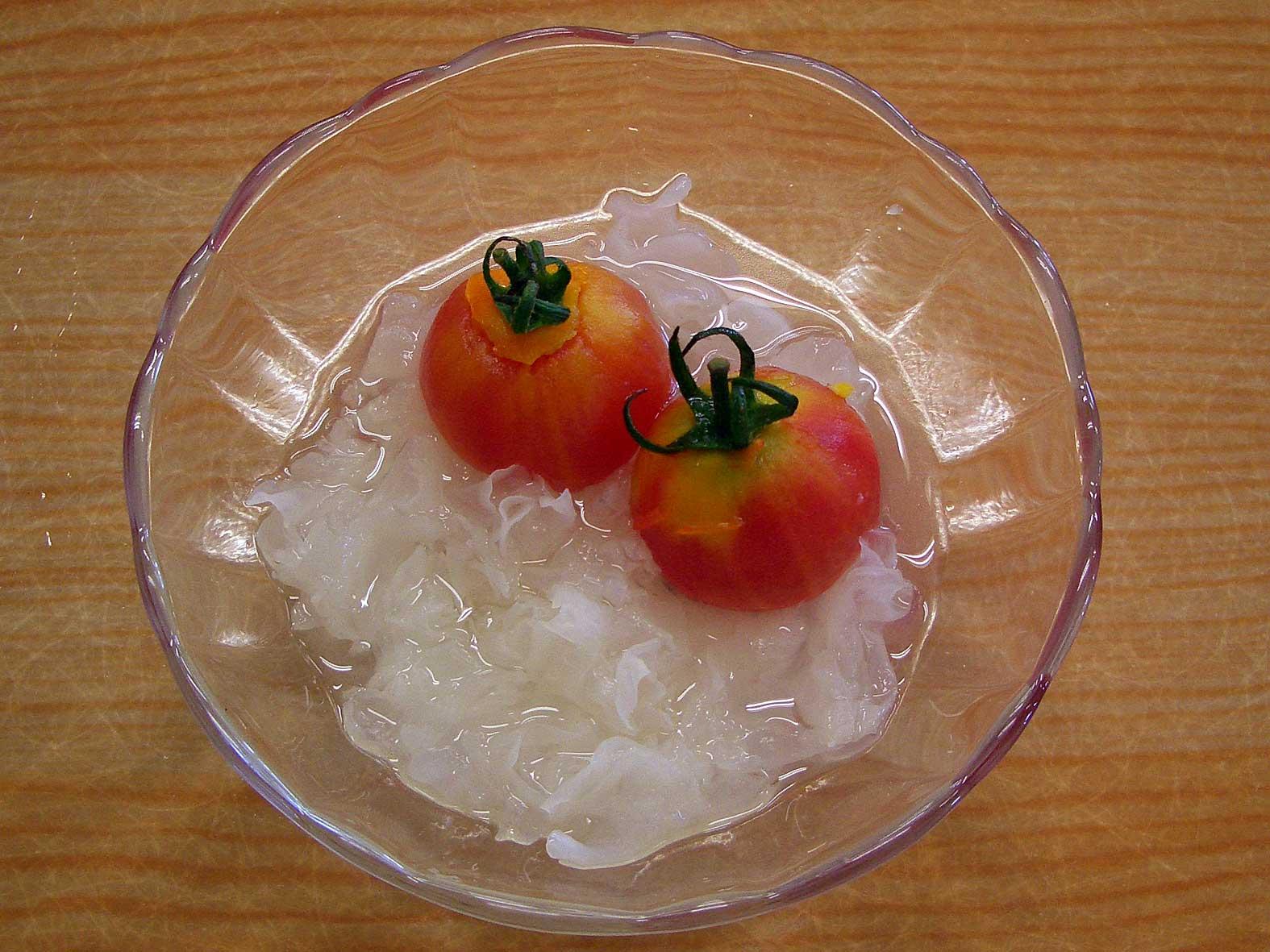 シロップ漬けされた白きくらげの上にミニトマトが盛り付けられている写真