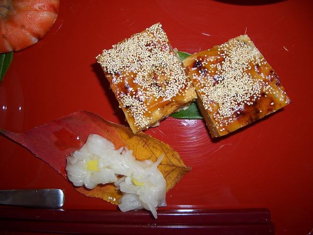 大豆入り松風焼きが2つ赤いお皿に盛り付けられ、お花に見立てられた麩が飾られている写真
