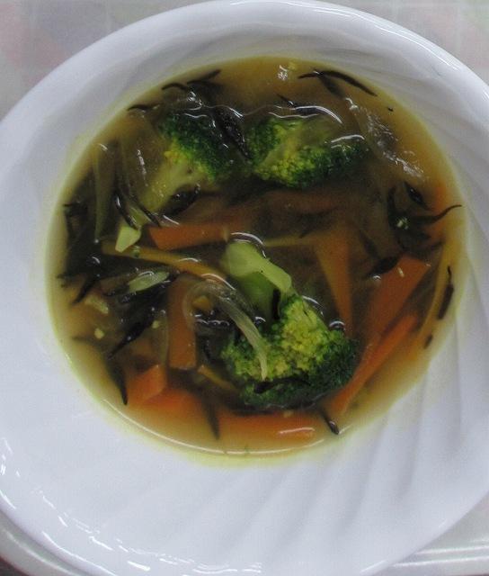 白いスープ皿の中にブロッコリー、ニンジン、ひじきのスープを上から写した写真