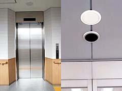 左：エレベーターの写真、右：白と黒の丸い形をした音声誘導装置が玄関の前の天井に設置されている写真